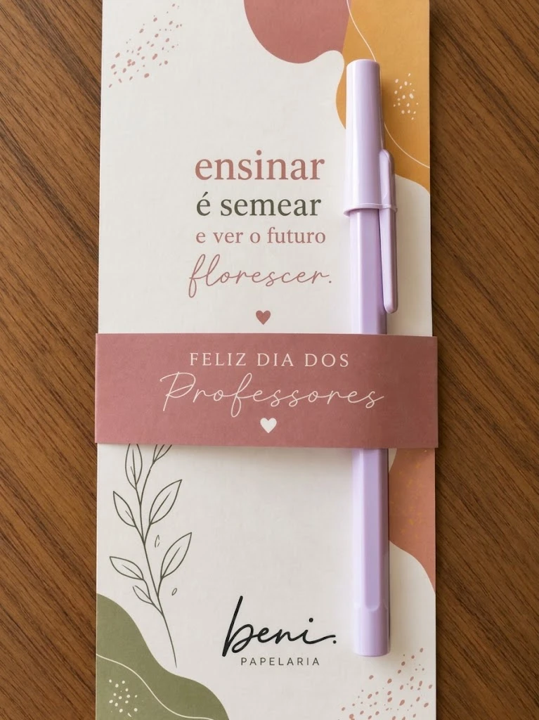 Papelaria Beni personalizada para o Dia dos Professores com cartão e caneta lilás