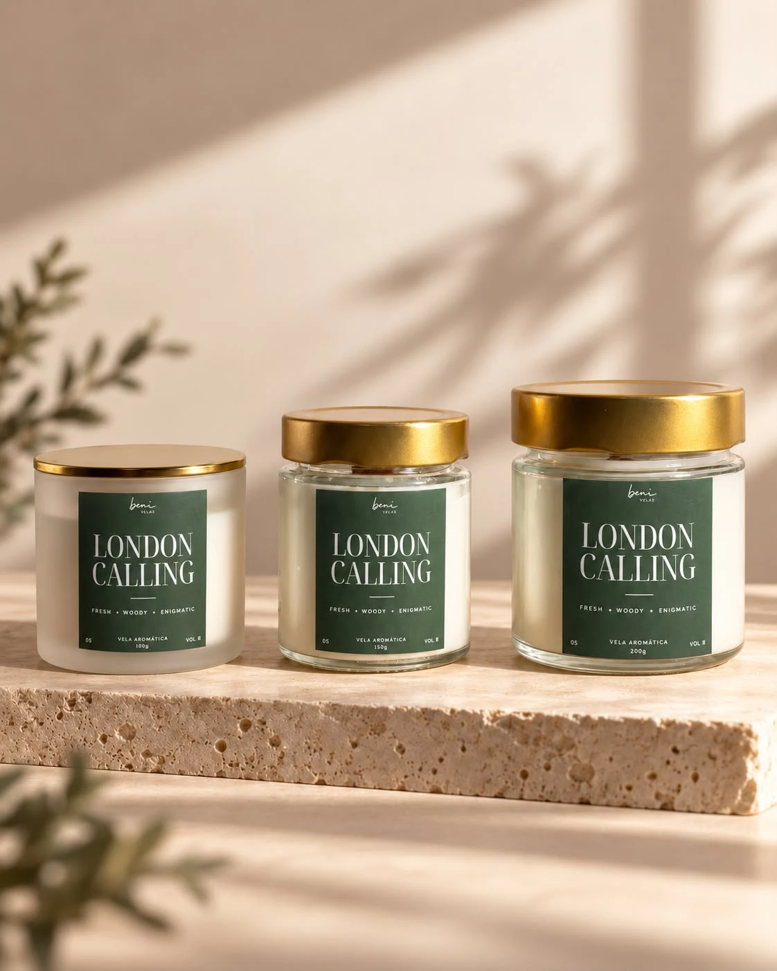 Velas London Calling da coleção VOL. II em três frascos com tampas douradas