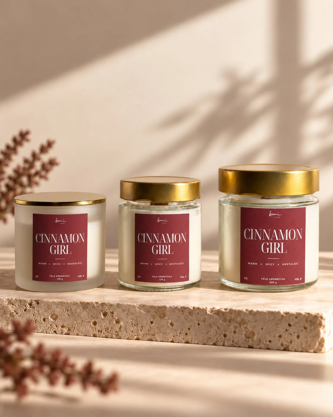 Velas Cinnamon Girl da coleção VOL. II em três frascos com tampas douradas
